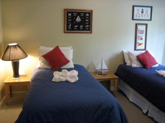 The Lodge At Weir'S Beach Metchosin Room photo