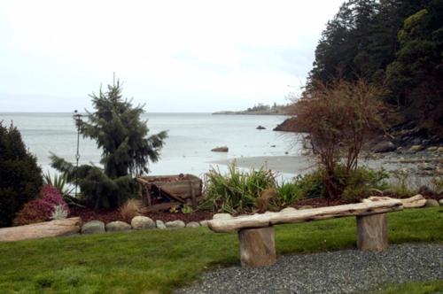 The Lodge At Weir'S Beach Metchosin Exterior photo